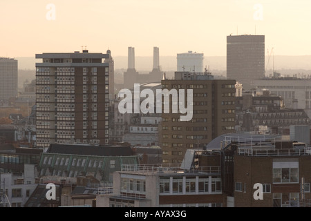 La vista da Central London attraverso il sud ovest di Londra con Battersea Power Station Foto Stock