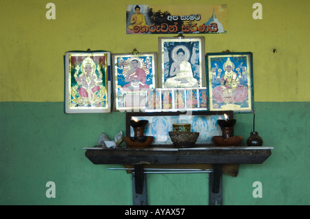 Piccolo santuario degli dei indù [e Buddha?] In una casa vicino a Pinnawala, Sri Lanka. Foto Stock