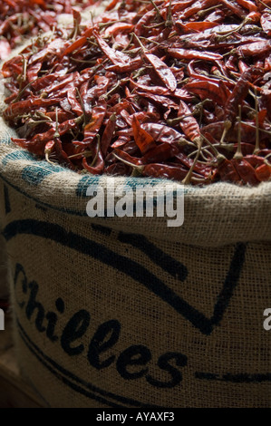 Sacco di secchi peperoncino rosso per la vendita al mercato di Negombo, nei pressi di Colombo, Sri Lanka. Foto Stock