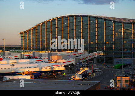 British Airways Aircraft all'alba, Terminal 5, aeroporto di Heathrow, Hounslow, Greater London, Inghilterra, Regno Unito Foto Stock