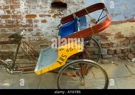 Bicicletta risciò con posto decorato, fuori della Moschea Jama Masjid nella Vecchia Delhi, India. Foto Stock