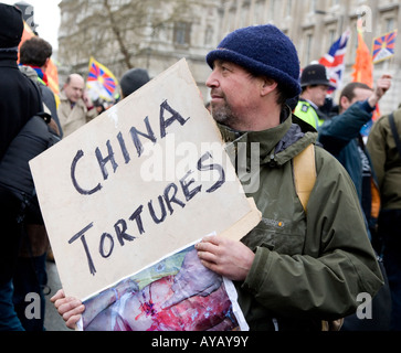 Il Tibetano Potesters con banner in Free Tibet Demo London REGNO UNITO Europa Foto Stock