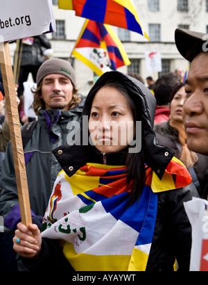 Il Tibetano donna che indossa un flag protestando per la libertà del Tibet dimostrazione contro le Olimpiadi di Londra REGNO UNITO Europa Foto Stock
