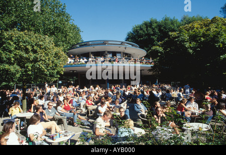 Un drink fresco su una calda giornata nel Parco di Vondel presso la caffetteria. Amsterdam Foto Stock