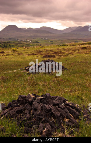 Turf la raccolta in Connemara Co Galway, Irlanda Foto Stock