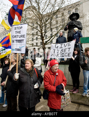 Il Tibetano Potesters presso la Libera Il Tibet dimostrazione contro le Olimpiadi di Londra REGNO UNITO Europa Foto Stock