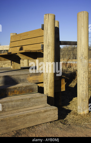 Panca in legno nel pesce Creek Park, Calgary, Alberta Foto Stock
