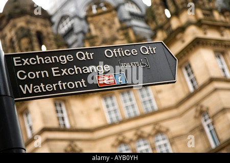 Segno posto per lo scambio trimestre , il Corn Exchange e il lungomare di Leeds , West Yorkshire. Foto Stock