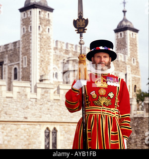 Yeoman Beefeater guardia in uniforme cerimoniale presso la Torre di Londra REGNO UNITO Foto Stock