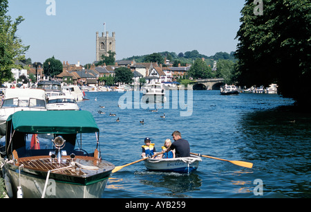 Canottaggio sul fiume a Henley on Thames Oxfordshire Foto Stock