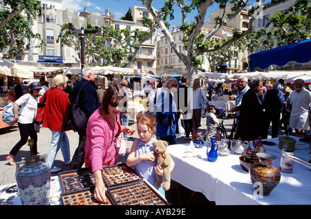 Antico e il mercato delle pulci a Cannes Foto Stock