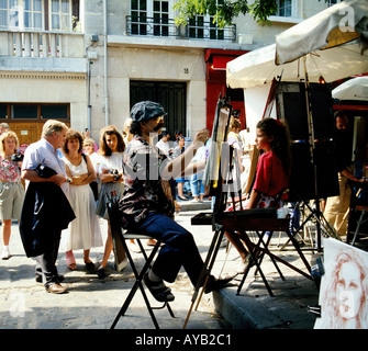 Avere una foto ricordo da parte di un artista che lavora a Montmartre in Parigi Francia Foto Stock