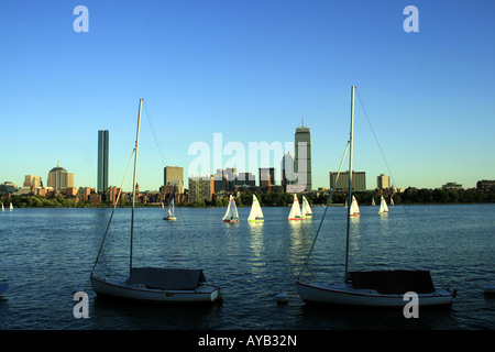 Boston's Back Bay, John Hancock Tower e Prudential Tower dal fiume Charles in Cambridge Foto Stock