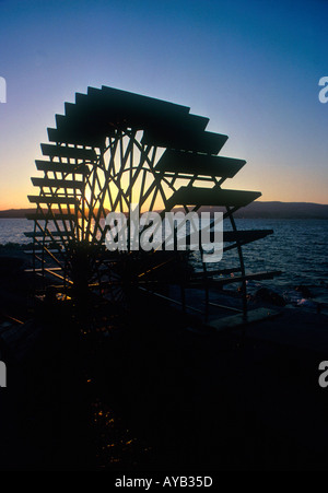 Waterwheel presso la fonte di acqua per la grotta Mellisani Kefalonia in Grecia Foto Stock