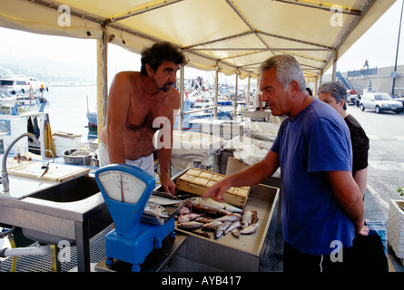 Harbourside mercato del pesce a San Remo sulla Riviera Italiana Foto Stock