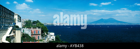 The Bay of Naples with Mount Vesuvius in the distance.  Italy Foto Stock