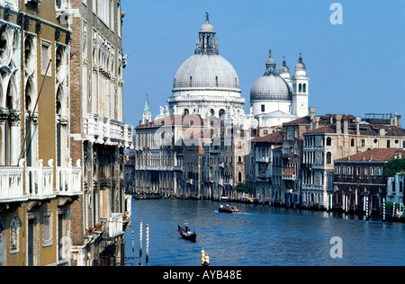 Canal Grande a Venezia con Santa Maria del Salute in distanza Foto Stock
