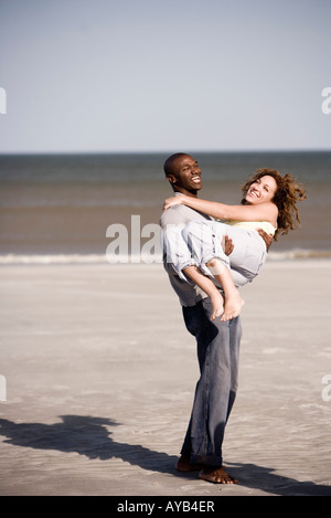 Vista di un giovane uomo felicemente e romanticamente il prelievo di una giovane donna Foto Stock