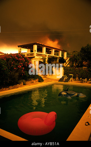 Fire dietro le colline a villa in Algarve in Portogallo vicino a Lagos Foto Stock