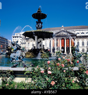 Sao Carlos Opera House e le fontane in Rossio Sq nel centro di Lisbona Foto Stock