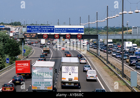 M25 autostrada trafficata vicino all'Aeroporto di Londra Heathrow Foto Stock