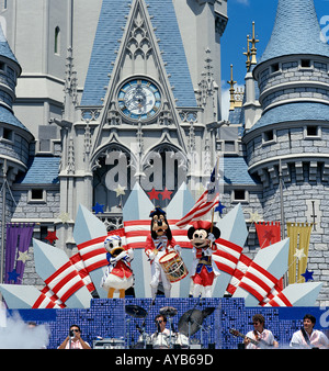 I personaggi Disney in scena al Magic Castle a Disneyland. Florida Foto Stock