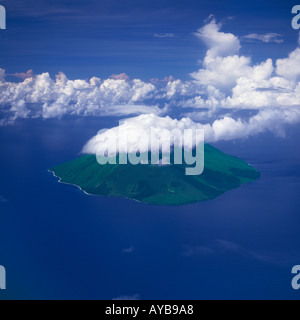 Vista aerea scena guardando verso il basso su una circolare verde albero coperto isola vulcanica in Vanuatu isola gruppo Sud Pacifico Foto Stock