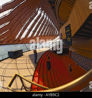 La gente sulla moquette rossa passi di pannellate di legno nord foyer del Teatro dell'Opera a Farm Cove Sydney NSW Australia Foto Stock