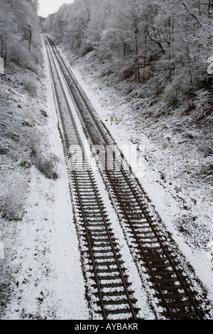 I binari ferroviari coperto in inverno la neve sulla linea di Chiltern. Foto Stock