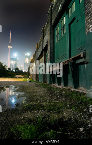 Banchina di carico con la CN Tower, Toronto, Canada in background Foto Stock