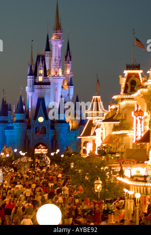 Disney World s Main Street USA è riempito con i turisti in una tipica notte estiva Foto Stock