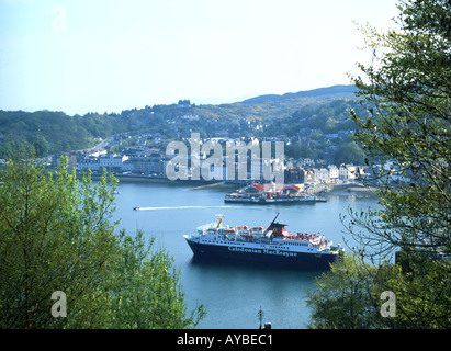 Battello a vapore Waverley legato fino al molo nord con il traghetto per auto Isle of Mull lasciando Oban Scozia in primo piano Foto Stock