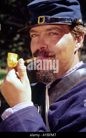 Signor 538 Union Army soldier Ward Yarbrough fuma il suo tubo, a Fort Stanton e Giornate del patrimonio vicino a Lincoln, Nuovo Messico. Foto Stock