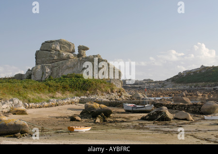 Il caricato Camel Rock e Porth Hellick Cove Foto Stock