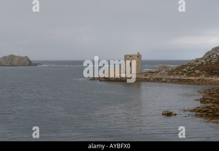 Cromwells castello costruito nel 1752 per sostituire il Re Carlo castello che si erge sulla collina sopra di esso su Tresco Isole Scilly Foto Stock