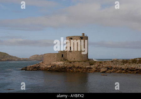 Cromwells castello costruito nel 1752 per sostituire il Re Carlo castello che si erge sulla collina sopra di esso su Tresco Isole Scilly Foto Stock