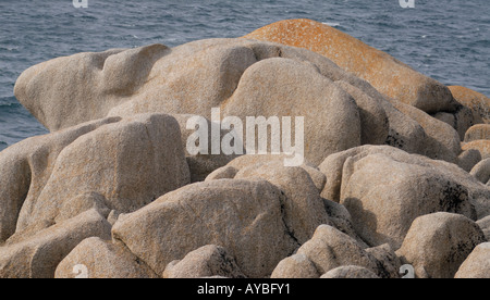 Lichin coperta di rocce di granito a testa Peninnis dove le scogliere sono state erose in forme arrotondate dal vento e mare Foto Stock