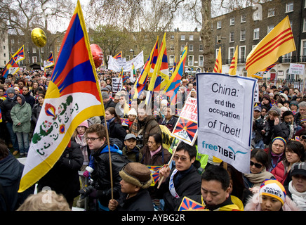 Il Tibetano dimostranti presso il Free Tibet dimostrazione contro le Olimpiadi di Londra REGNO UNITO Europa Foto Stock