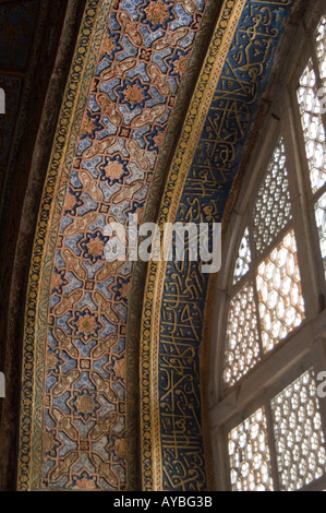Dettaglio di ornati geometrici ad intarsio sul soffitto e pareti di Imperatore Akbar il grande la tomba a Sikandra, Agra, India. Foto Stock