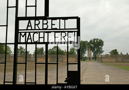 "Arbeit macht frei" ("lavoro porta la libertà ") del cancello di ingresso all'ex campo di concentramento nazista a Sachsenhausen. Foto Stock