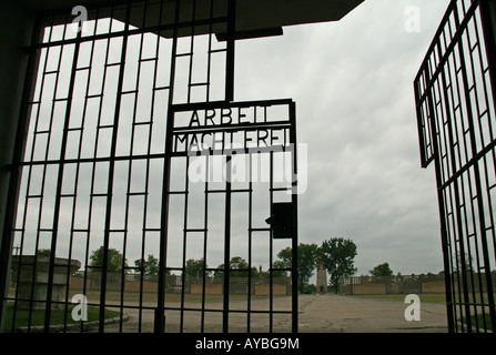 "Arbeit macht frei" ("lavoro porta la libertà ") del cancello di ingresso all'ex campo di concentramento nazista a Sachsenhausen. Foto Stock