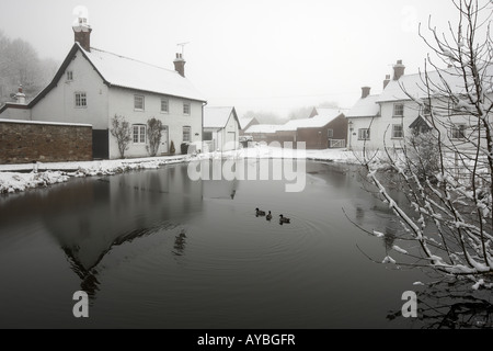 Il vescovo Burton e laghetto del paese tappezzate in snow East Yorkshire England Regno Unito Foto Stock