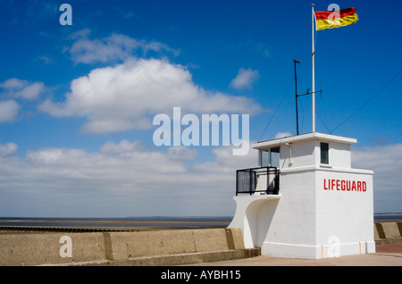 Kings Parade Lifeguard Station, Birkenhead. Sul fronte mare su Kings Parade, la penisola di Wirral vicino a Liverpool, Merseyside. Foto Stock