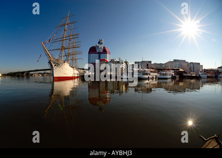 Lille Bommen edificio e nave a vela di Göteborg. Foto Stock