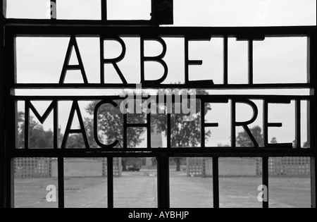 "Arbeit macht frei" ("lavoro porta la libertà ") del cancello di ingresso all'ex campo di concentramento nazista a Sachsenhausen. Foto Stock