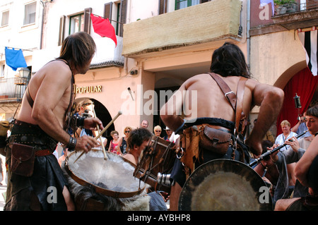 Una banda di team gruppo di trobadors musicisti danzatori al festival terra de trobadors castello d empuries costa brava catalogna Foto Stock