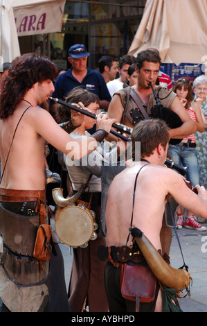 Una banda di team gruppo di trobadors musicisti danzatori al festival terra de trobadors castello d empuries costa brava catalogna Foto Stock