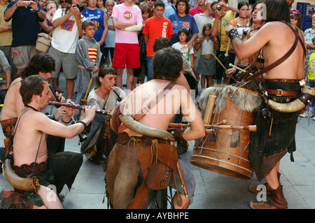 Una banda di team gruppo di trobadors musicisti danzatori al festival terra de trobadors castello d empuries costa brava catalogna Foto Stock