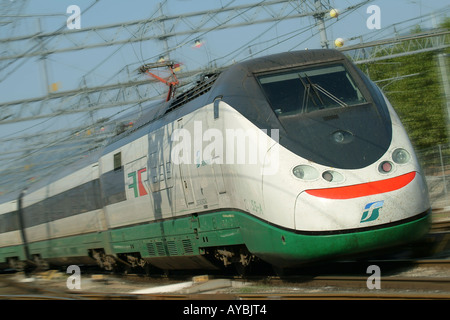 Treno Eurostar ad alta velocità ETR 500 in avvicinamento alla stazione ferroviaria SMN Firenze Italia Foto Stock