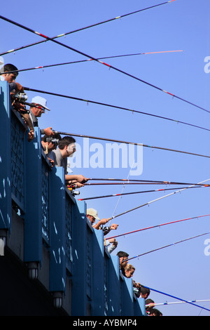 I pescatori sul Ponte di Galata. Istanbul, Turchia Foto Stock